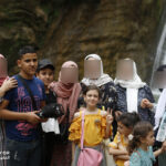 Elite-dOr-students-and-their-families-enjoying-the-waterfall-scenery-during-the-Kfrida-nature-trip