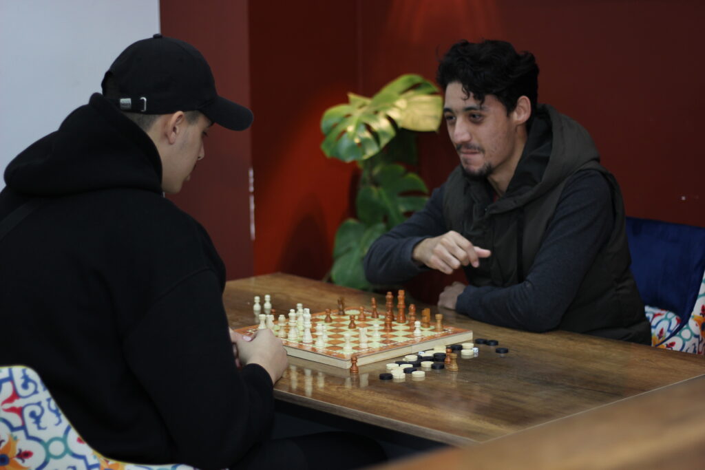 elite d'or students playing chess