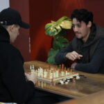 elite d'or students playing chess
